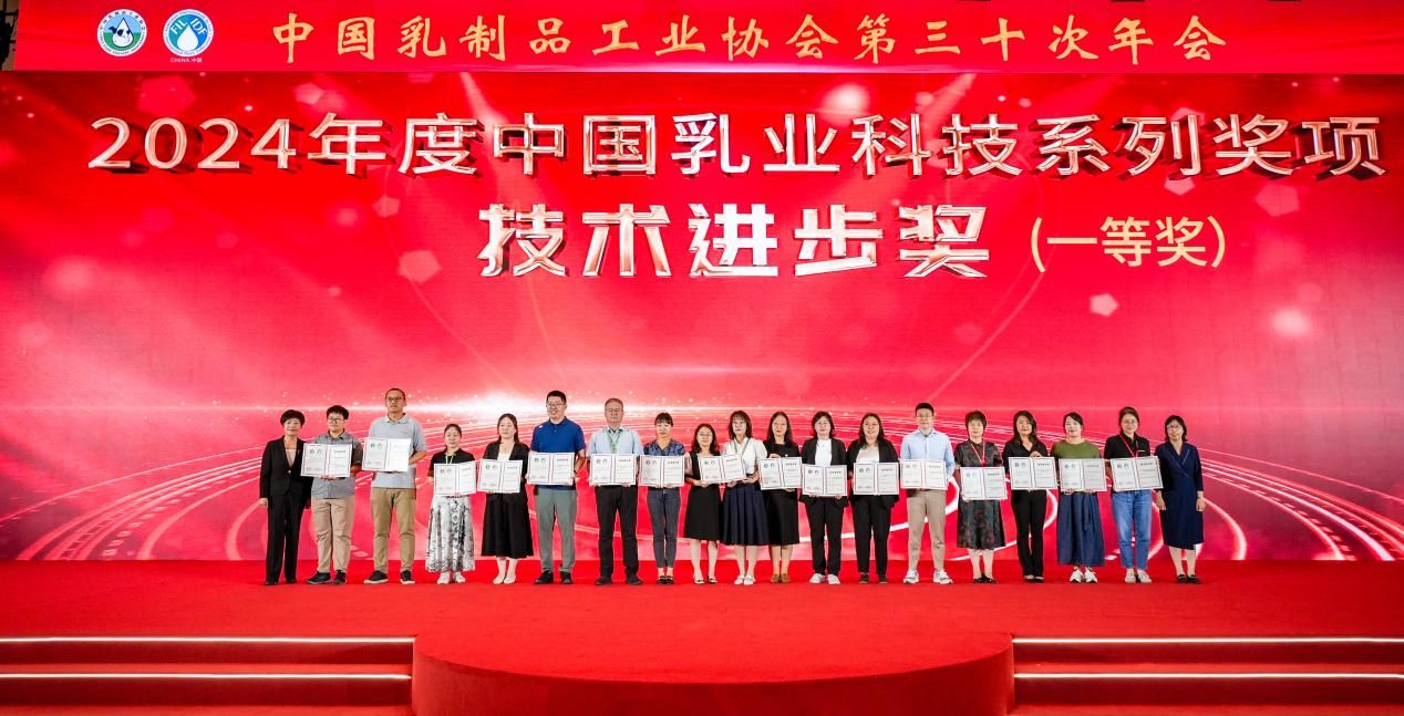 6-和记官方网站企业代表（右起第六位）上台领奖